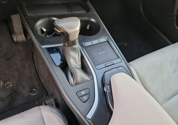 Lexus UX cena 124000 przebieg: 64086, rok produkcji 2019 z Gubin małe 379